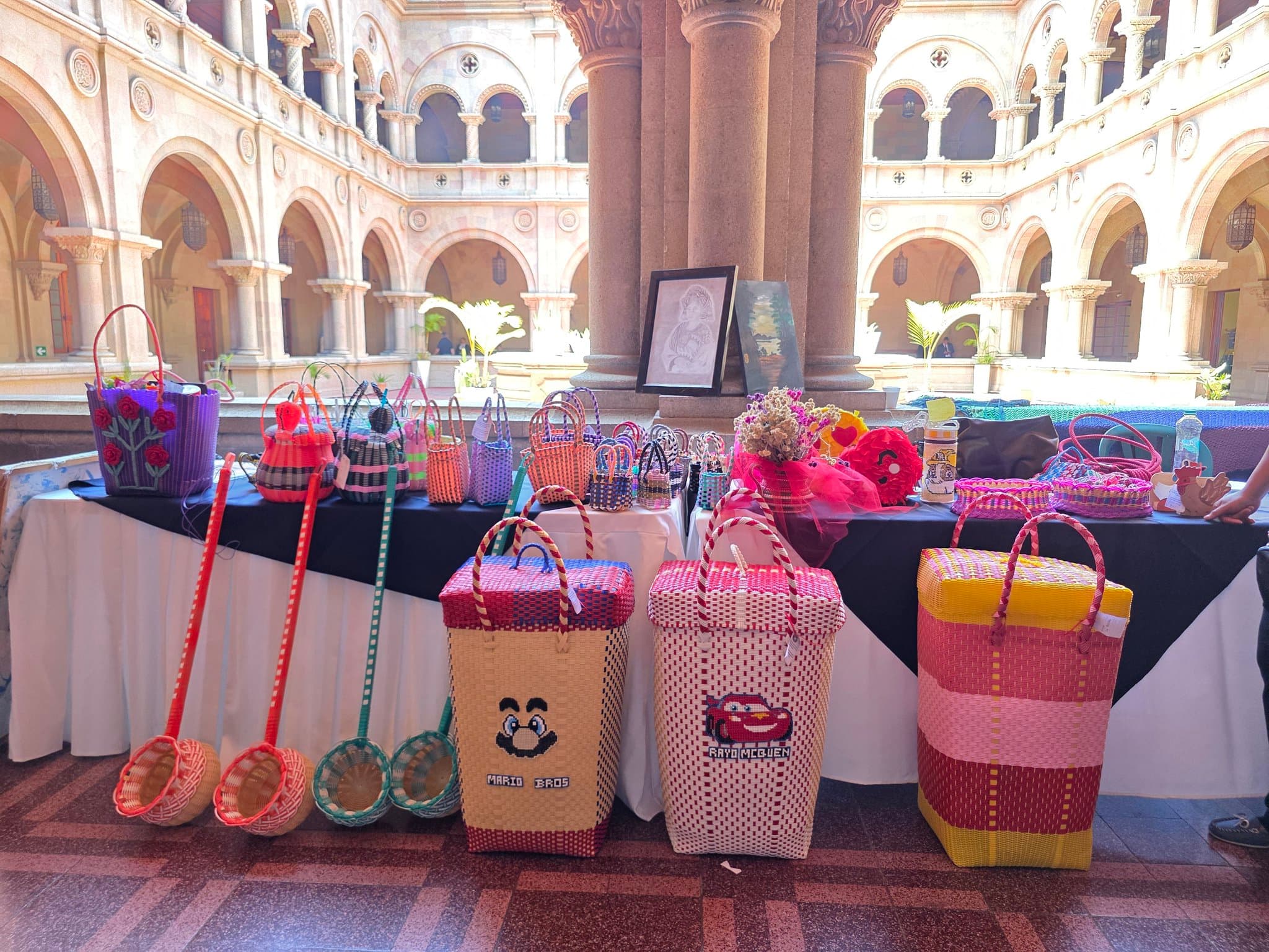 Mesa con productos artesanales elaborados por personas privadas de libertad, exhibidos en un bazar