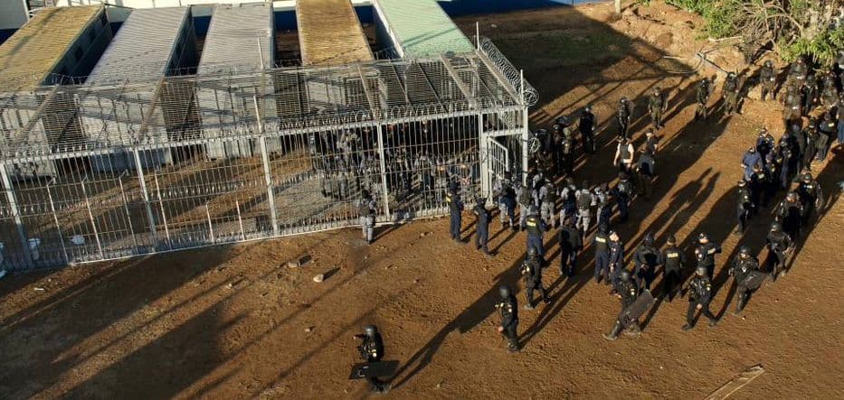 Vista aérea de agentes durante un operativo en un centro penitenciario